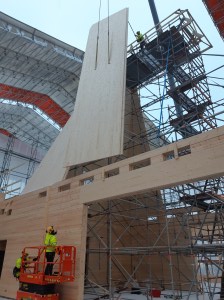 Uuden kirkon elementtejä asennetaan paikoilleen.