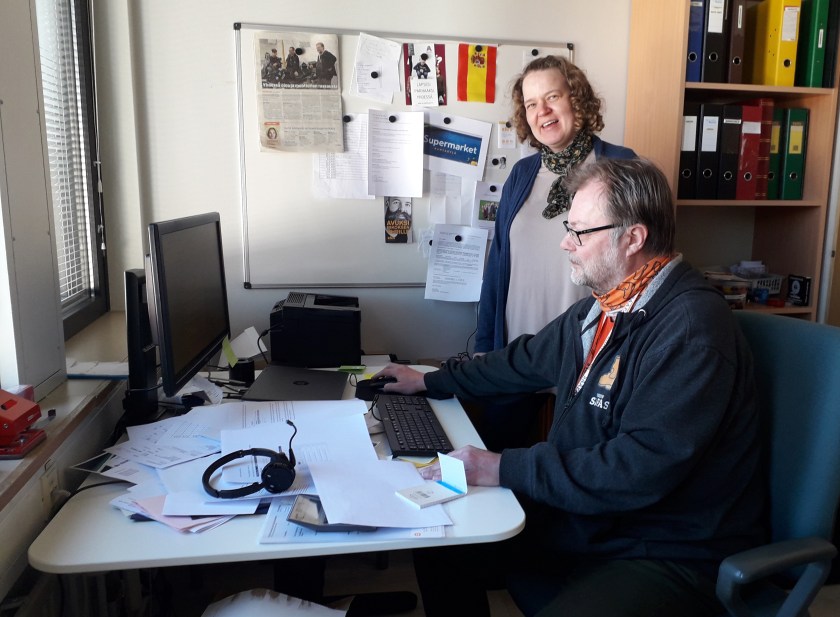 Matti Nevalainen ja Leena Mgaya tietokoneen ääressä.