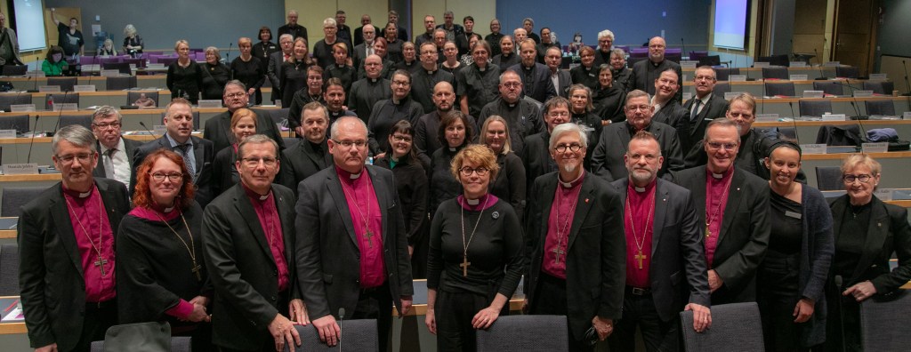 Ryhmäkuva kirkolliskokouksesta.