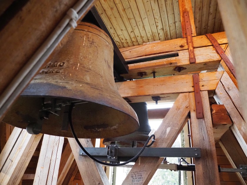 Iso kirkonkello kellotapulissa.