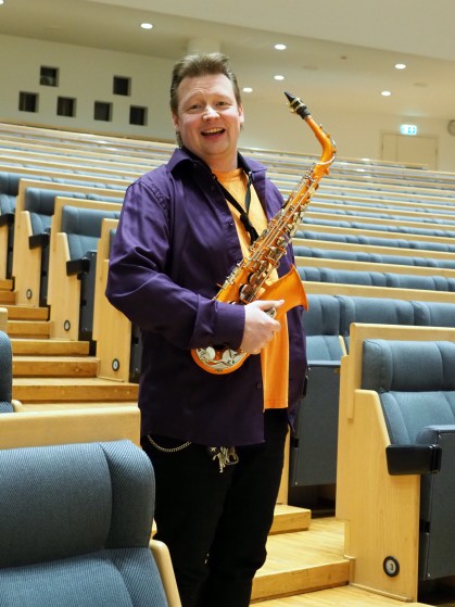 Timo-Teemu Passi seisoo saksofoni kädessään Carelia-salissa.