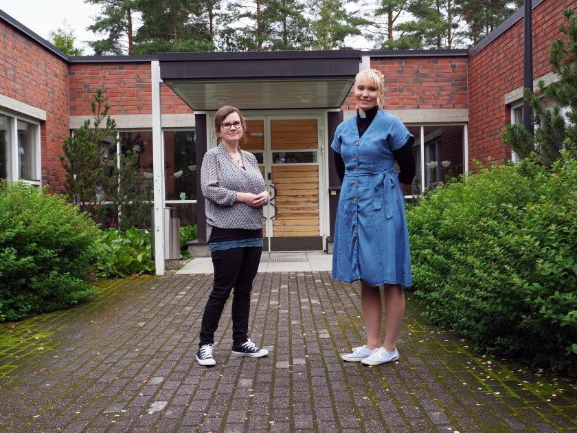 Vertaisohjaaja Anu Hynninen ja pastori Hanna Pajarinen Rantakylän kirkon edustalla.