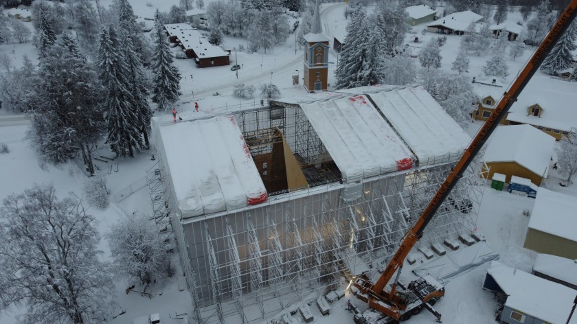 Rakenteilla oleva kirkko on suojattu sääsuojalla.