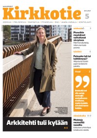 Kuva Kirkkotie-lehden kannesta. Kansikuvassa Kiihtelysvaaran kirkon arkkitehti Riikka Kuittinen seisoo Joensuussa Ylisoutajan sillalla nojaten sillankaiteeseen ja katsoo kameraan.