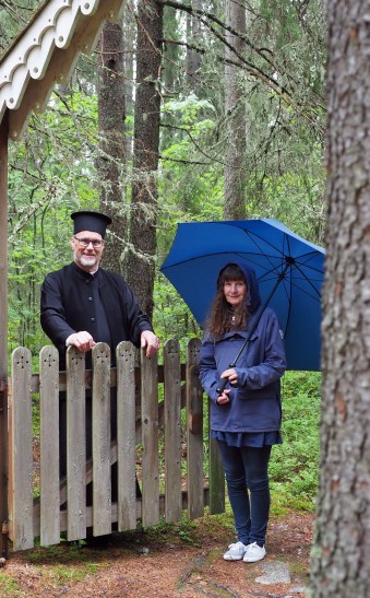 Vesa Takala ja Anne Angervo seisovat erämaakalmiston portilla.