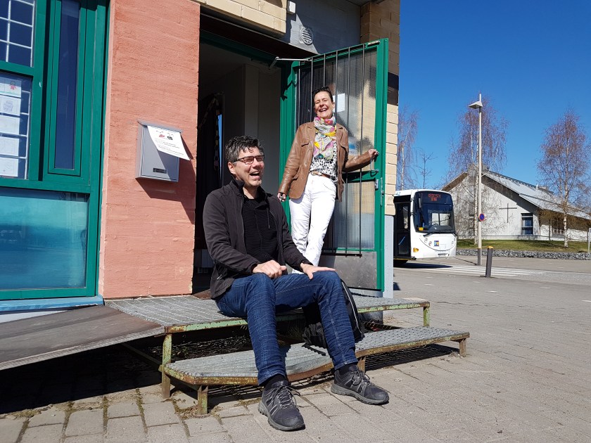 Risto Määttänen ja Mari Ahjokari oleskelevat Marjalan Nurkan ovella.