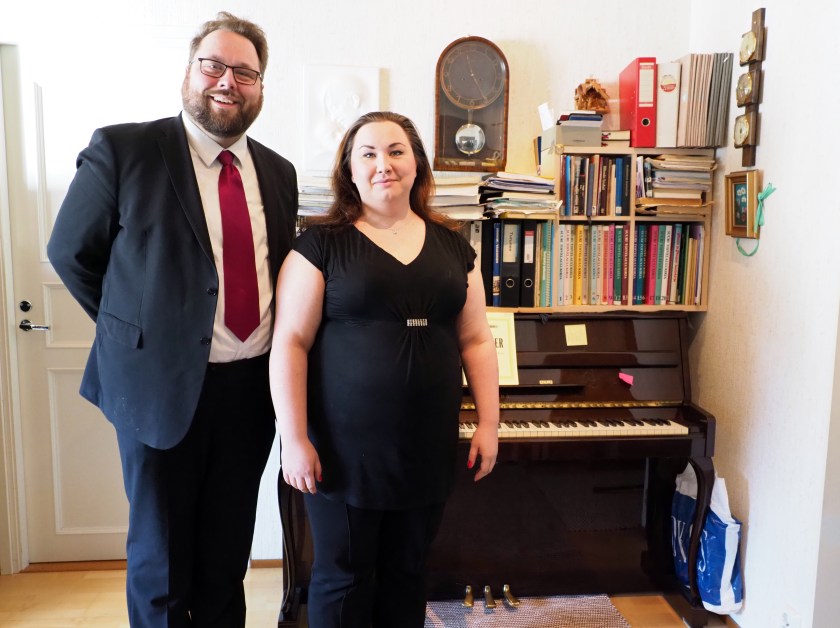 Matti ja Maria seisovat pianon edessä-