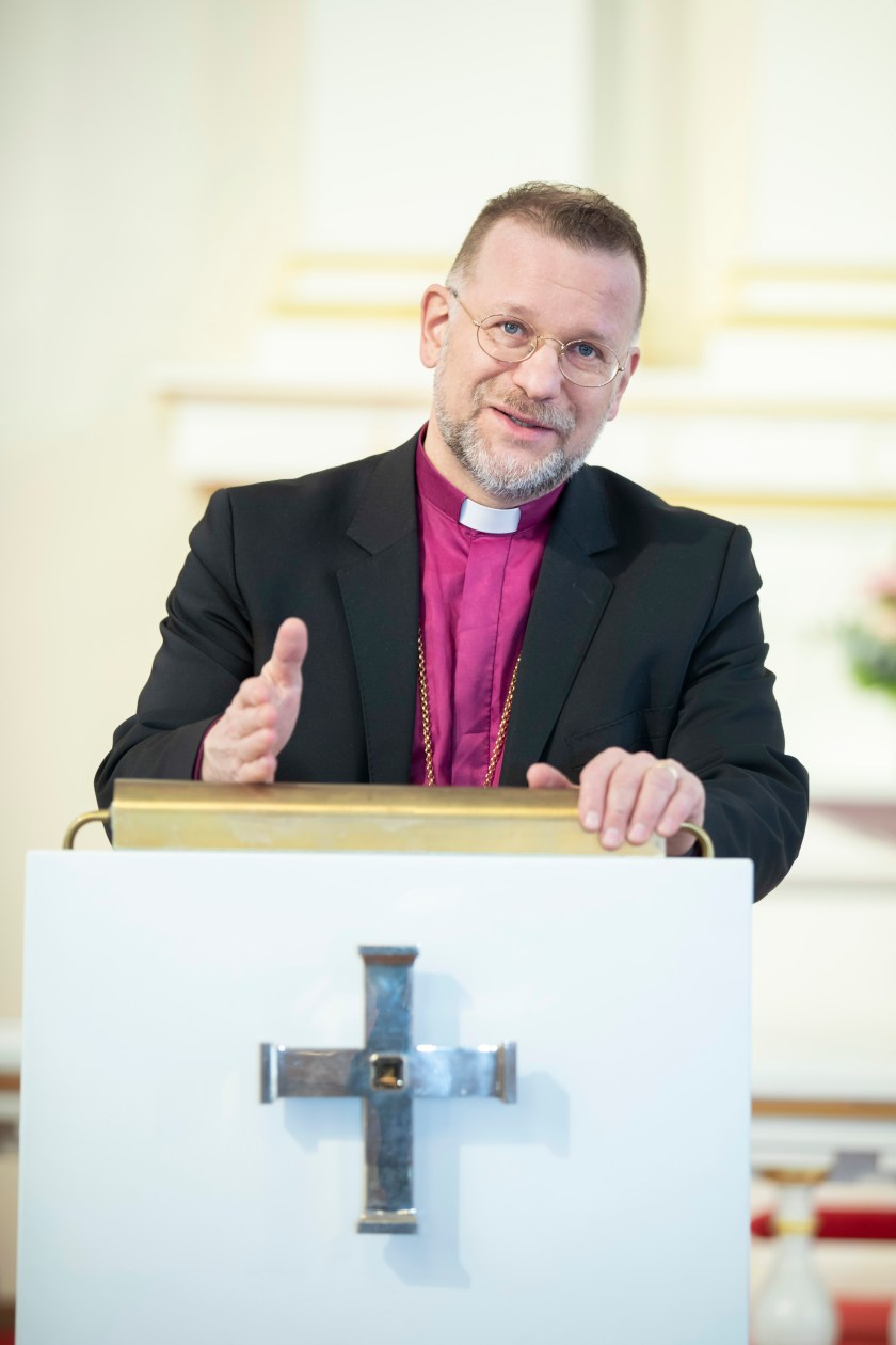 Piispa Jari Jolkkonen pitää puhetta.