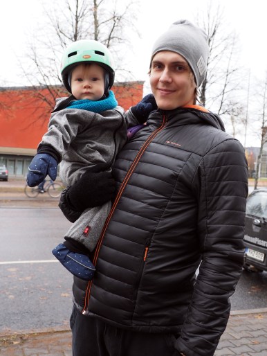 Lauri Havukainen seisoo ulkona sylissään 1-vuotias Silas-poika.