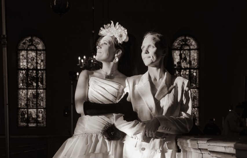 Mustavalkoinen kuva hääparista.