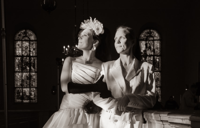 Mustavalkoinen kuva hääparista.