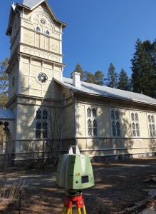 Utran kirkkoa mitataan laserkeilaimella.