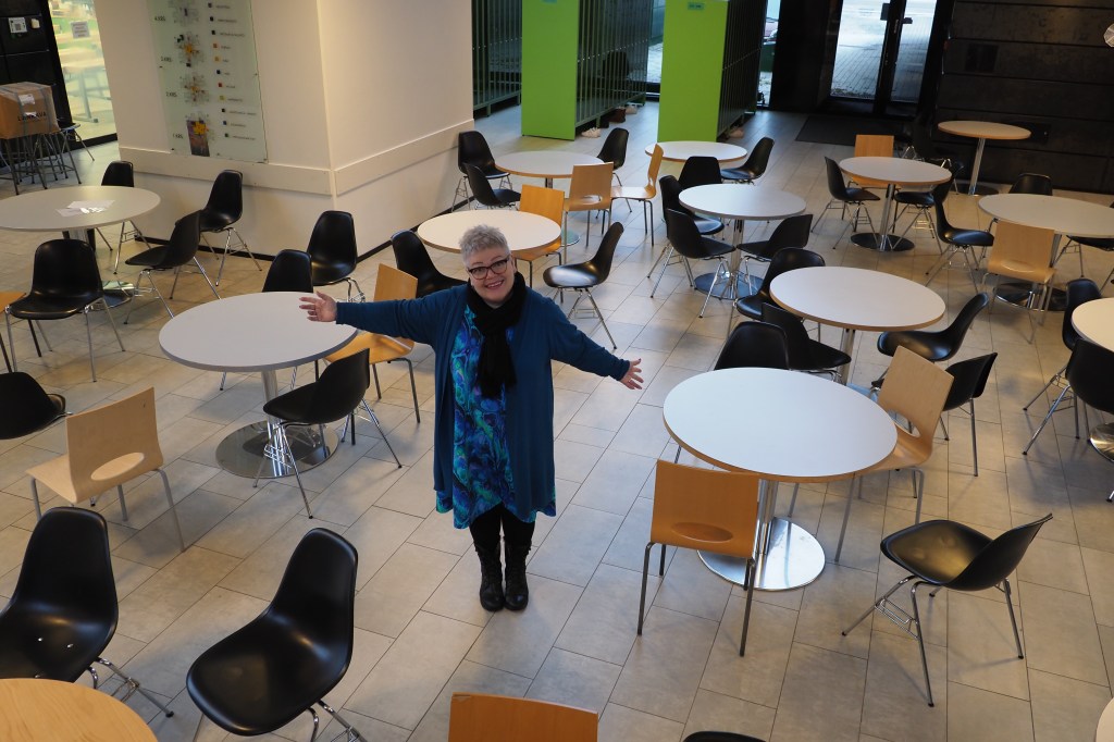 Nainen esittelee isoa ruokalaa.