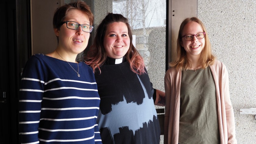 Iiris Lehto, Katri Vilén ja Saga Boberg hymyilevät.