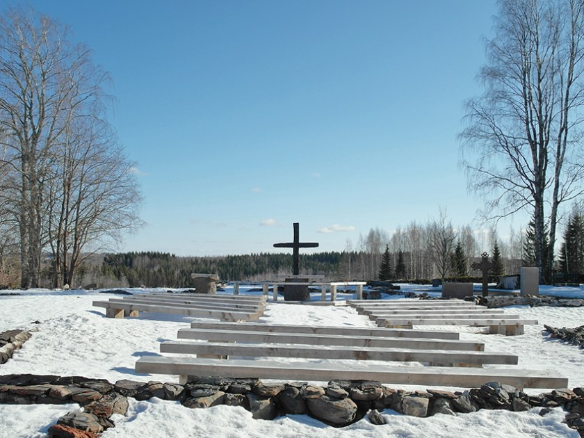 Kiihtelysvaaran rauniokirkon penkit ja alttari lumisena talvipäivänä.