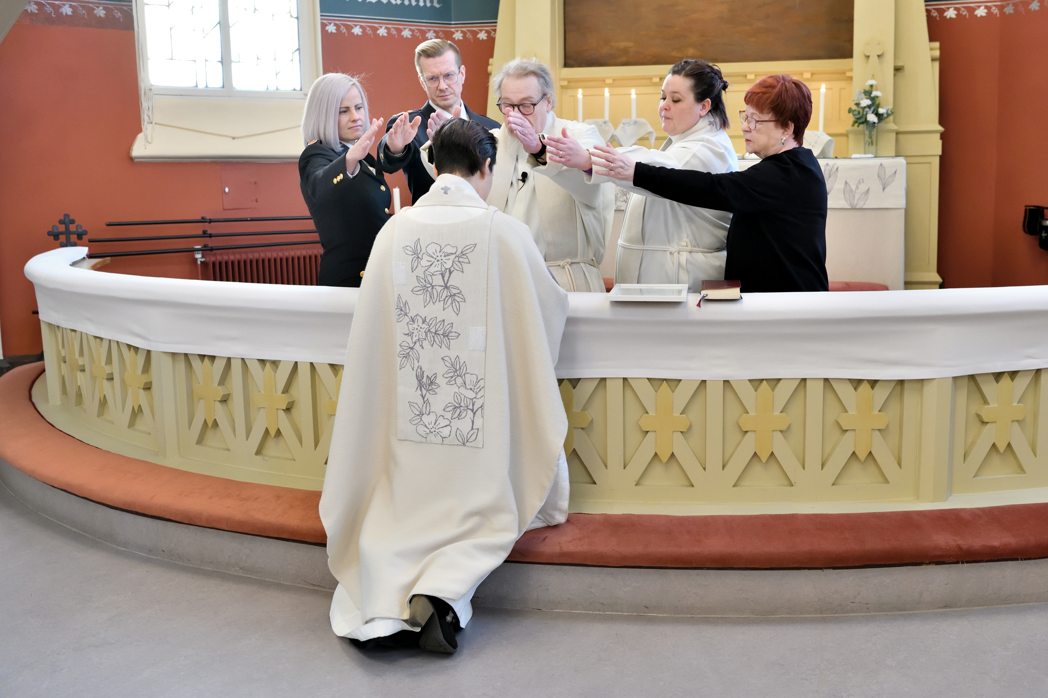 Papin virkaan asettaminen alttarilla.