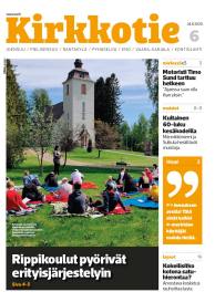 Kirkkotie-lehden kansi, jossa pääkuvana rippikoululaiset viettävät vilttijumalanpalvelusta Pyhäselän kirkon pihalla.