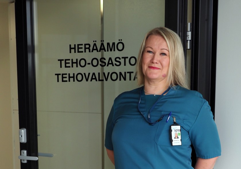 Mari Matikainen seisoo Pohjois-Karjalan keskussairaalan teho-osaston ovella.