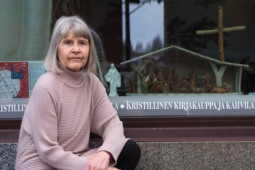 Vaalea nainen istuu seimiasetelman luona.