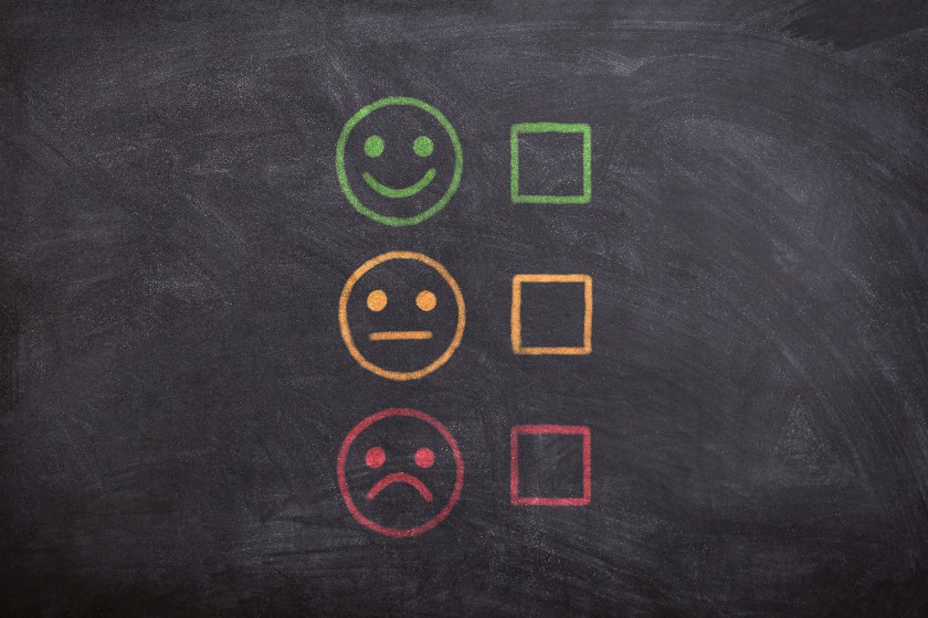 Musta liitutaulu, johon piirretty allekkain kolme eri ilmettä ja valintalaatikkoa.