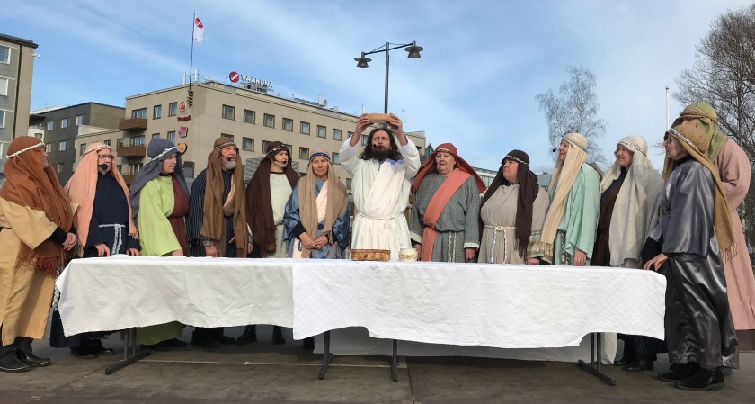 Ristintie-näytelmän kohtaus, jossa Jeesus ja opetuslapset viettävät ehtoollista.