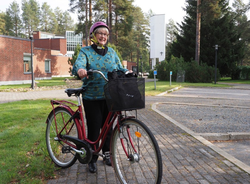 Pappi on pyörän kanssa pyörätiellä.