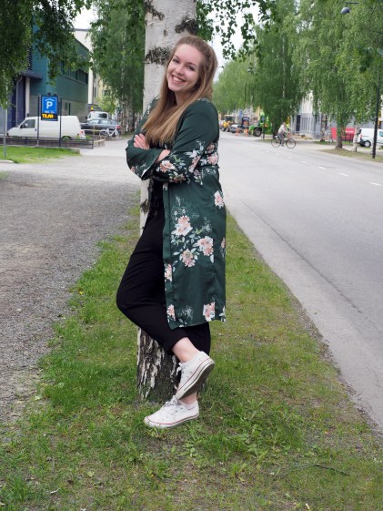 Roosa Tarnanen nojaa koivuun Joensuun keskustassa.